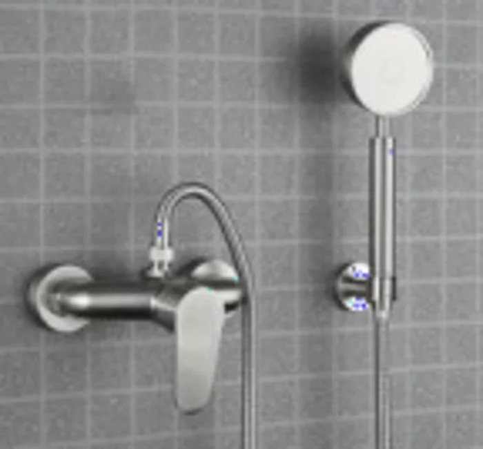 Bath or shower fitting